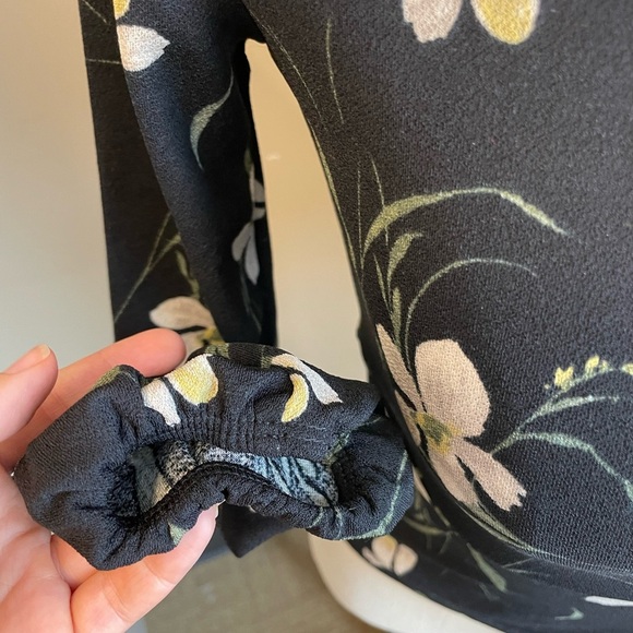 Dynamite black floral long sleeve vneck blouse top women’s size small - Picture 4 of 8
